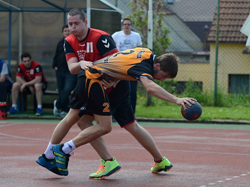 Kutnohorští házenkáři (v oranžovo-černém) potěšili své fanoušky a doma zvítězili 24:23 nad Ledčí.