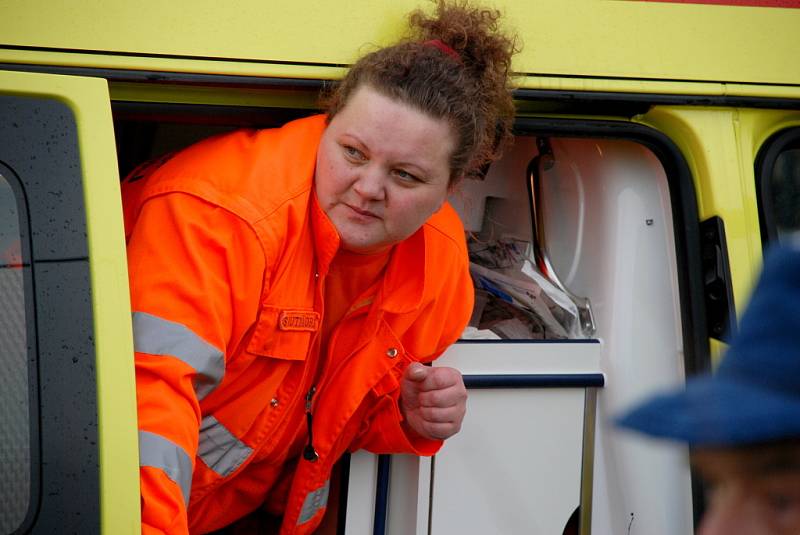 Žena utrpěla vážné zranění po střetu s autobusem v Kutné Hoře.