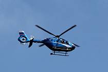 Záchranářský vrtulník letící k tragické dopravní nehodě sajdkáry u nechvalně známé křižovatky Májovka pod Bykání.