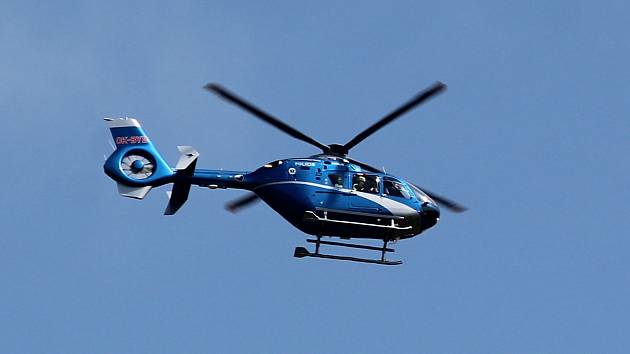 Záchranářský vrtulník letící k tragické dopravní nehodě sajdkáry u nechvalně známé křižovatky Májovka pod Bykání.
