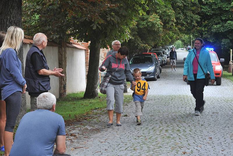 V Ratajích nad Sázavou běželi na Kamenný stůl.