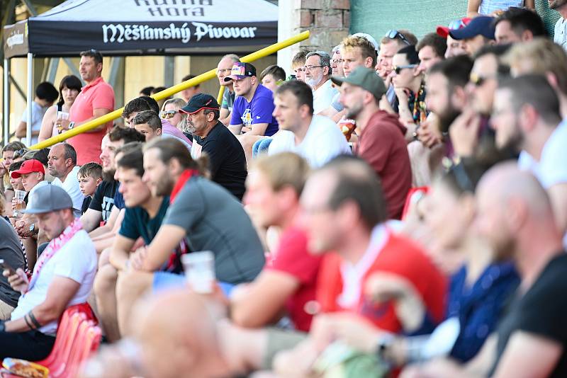 Fanoušci našich fotbalistů na stadionu v kutnohorském Lorci.