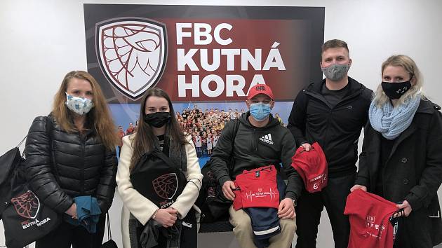 Předávání ocenění šéftrenérem klubu Martinem Blahníkem kapitánům jednotlivých týmů FBC Kutná Hora.