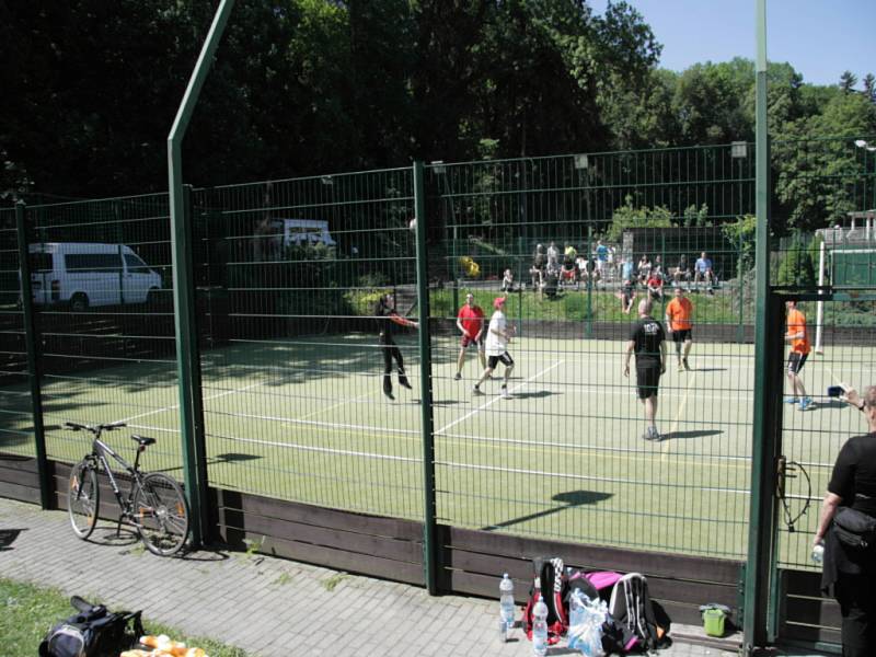 Na jarním sportovním utkání se hrál fotbal i volejbal.