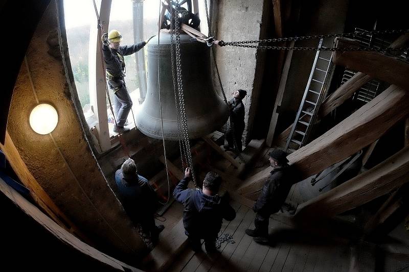 Demontáž zvonů ze zvonice Jezuitské koleje v pátek 12. listopadu 2021.
