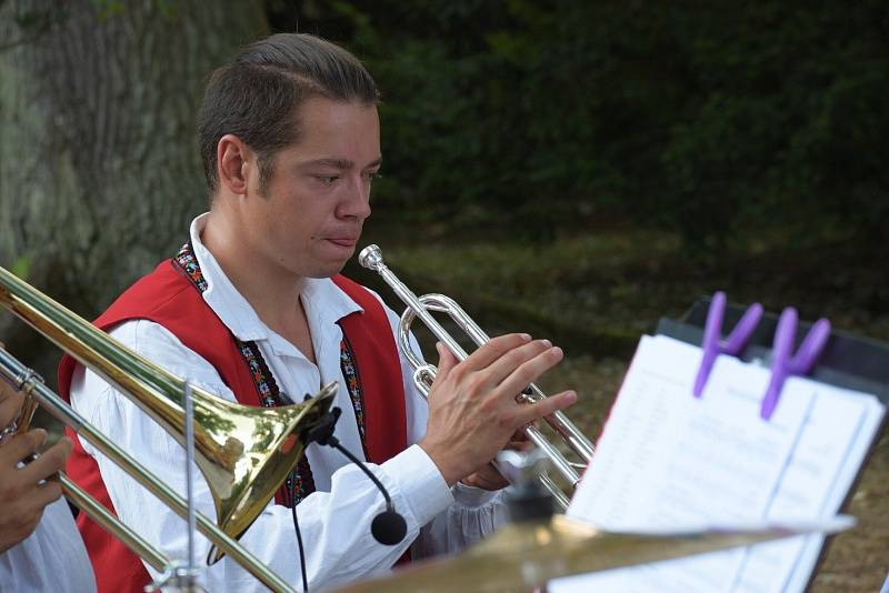 Koncert dechové kapely Křídlovanka hostil zámecký park ve Zruči nad Sázavou.