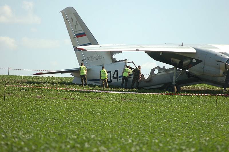 Havarované vojenské letadlo An-30 nedaleko letiště v Chotusicích. 24.5.2012