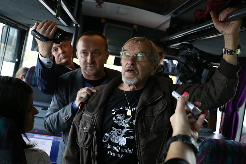 Netradiční předvolební debata Deníku: s politiky na cestě autobusem.