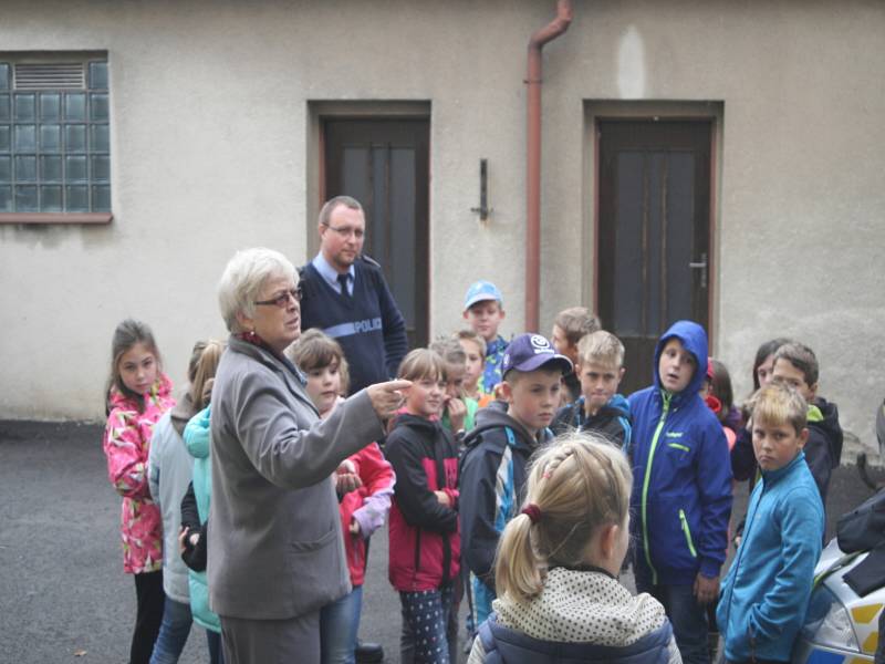 Děti navštívily policejní oddělení v Uhlířských Janovicích.