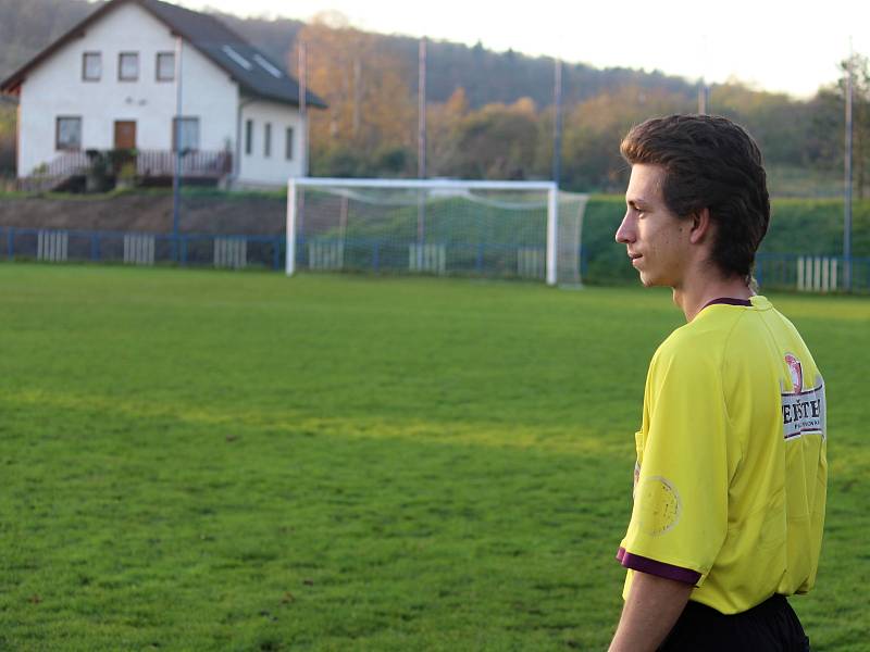 Fotbalový okresní přebor: Malín/Kutná Hora B - Suchdol 2:1 (2:1). Na snímku rozhodčí: Jakub Říha.