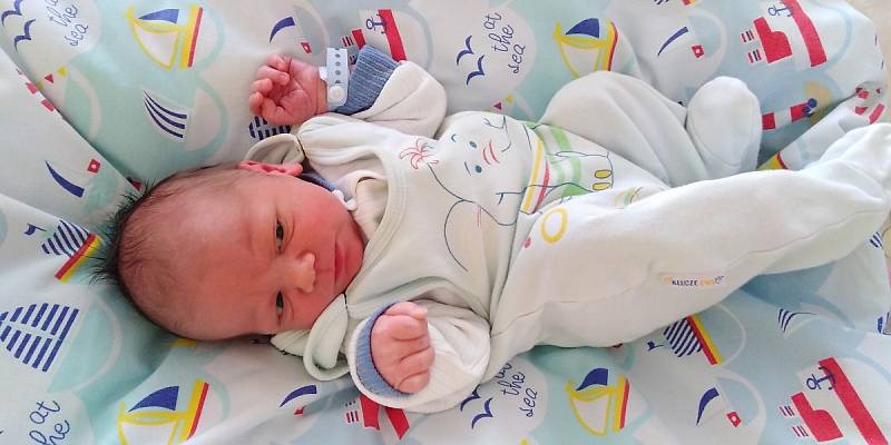 Dominik Zakouřil se narodil 16. dubna 2020 v čáslavské porodnici. Pyšnil se porodními mírami 3440 gramů a 50 centimetrů. Doma ve Chvaleticích ho přivítali maminka Michaela, tatínek Jan, šestiletá sestřička Sofinka a čtyřletý bráška Kubík.