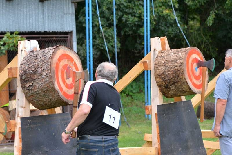 Finále českého poháru v hodu oboustrannou sekerou "Česká sekera" se konalo v sobotu na hřišti u ratajského zámku.