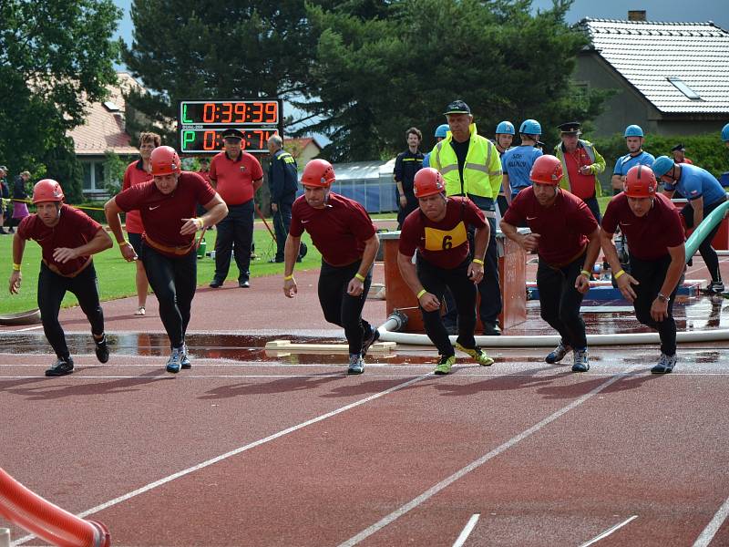 Z krajské soutěže v požárním sportu profesionálních a dobrovolných hasičů na stadionu Olympia v Kutné Hoře.