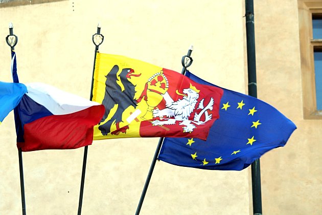 Modře nasvícený Vlašský dvůr. Kutná Hora oslaví vstup Česka do Evropské unie