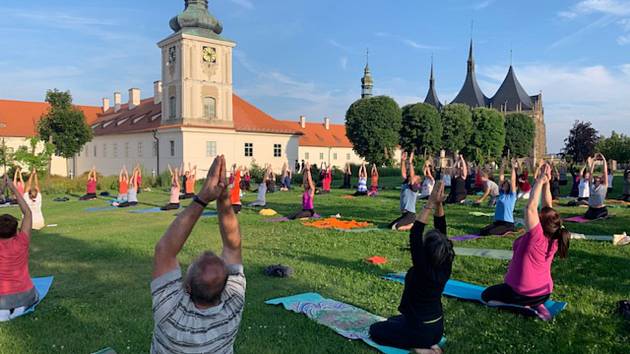Cvičení jógy v zahradách Galerie Středočeského kraje v Kutné Hoře.