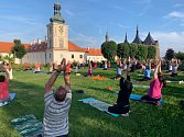 Cvičení jógy v zahradách Galerie Středočeského kraje v Kutné Hoře.