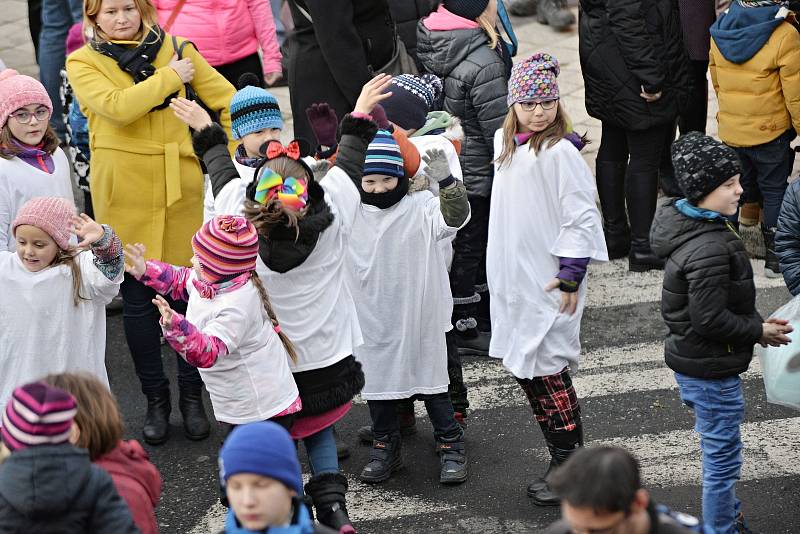 Z rozsvícení vánočního stromu v Uhlířských Janovicích.