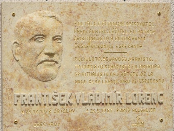 Pamětní deska Františka Vladimíra Lorence na budově knihovny ve Vrdech.
