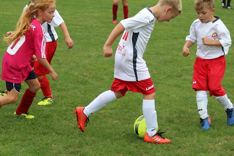 Z fotbalového turnaje mladších přípravek v Tupadlech: FK Čáslav dívky - TJ Star Tupadly 9:1.