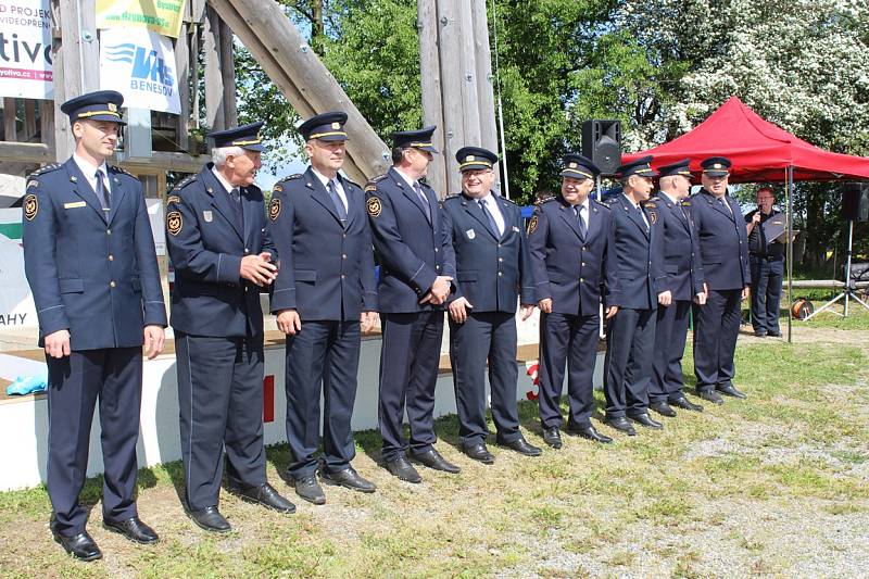 Profesionální hasiči změřili své síly v krajské soutěži Nejtvrdší hasič přežije