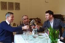 Karel Schwarzenberg koupil podíl ve vinařství v Kutné Hoře. Na snímku s generálním ředitelem Vinných sklepů Kutná Hora Lukášem Rudolfským (vpravo) a jeho otcem Stanislavem Rudolfským.