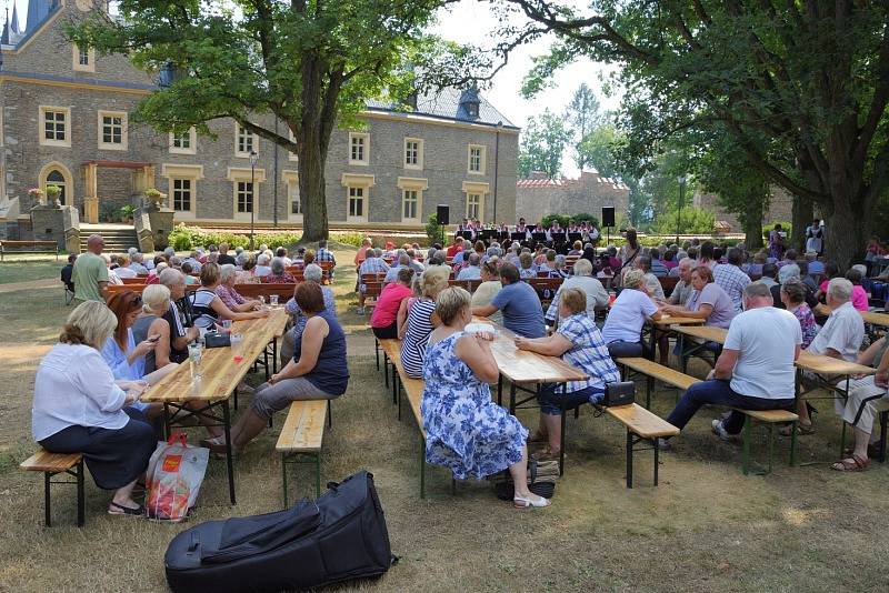 Koncert dechové kapely Křídlovanka hostil zámecký park ve Zruči nad Sázavou.