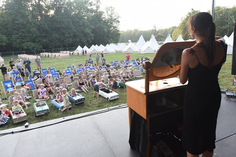 Předvečer 7. ročníku bejbypankového festivalu Kefír.