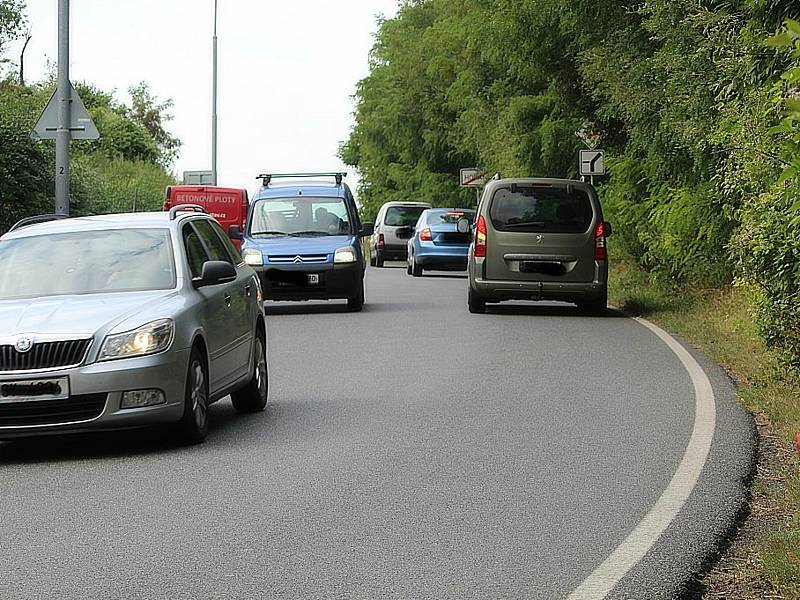 Provoz na objízdné trase přes Hořany v době rekonstrukce silnice I/38 u Hlízova.