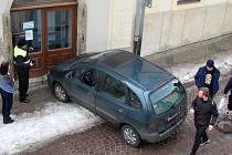 Samovolné rozjetí auta v Tylově ulici v Kutné Hoře.