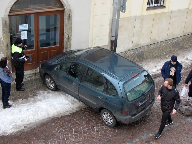 Samovolné rozjetí auta v Tylově ulici v Kutné Hoře.