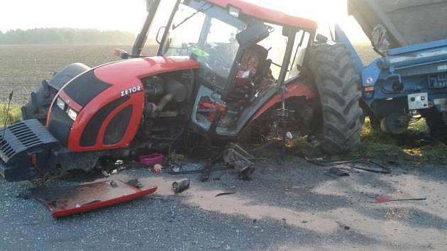 Nehoda automobilu a traktoru u Úmonína 30. září 2014.
