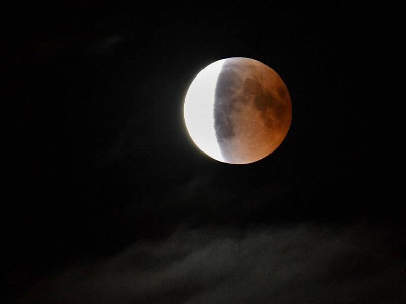 Zatmění Měsíce 27.7.2018, jak bylo vidět v Kácově.