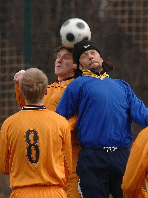 Z přípravného fotbalového utkání na turnaji v Uhříněvsi: Uhlířské Janovice - Cholupice (1:0).