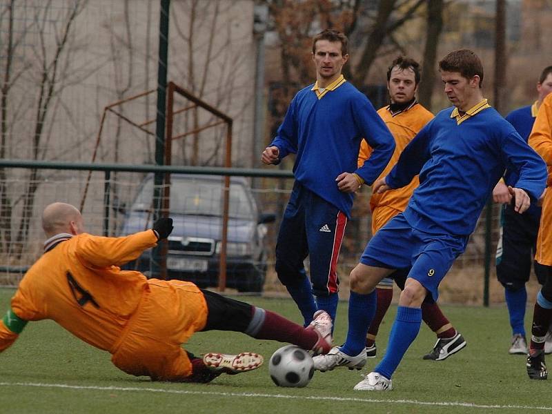 Z přípravného fotbalového utkání na turnaji v Uhříněvsi: Uhlířské Janovice - Cholupice (1:0).