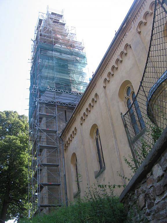 Rekonstrukce věže kostela sv. Martina v Červených Janovicích.