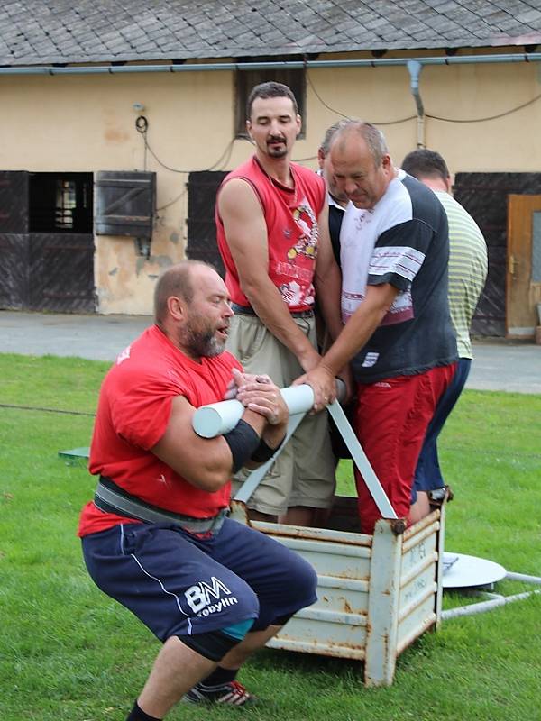 II. Westernový den v Kozohlodech pobavil i soutěžemi siláků