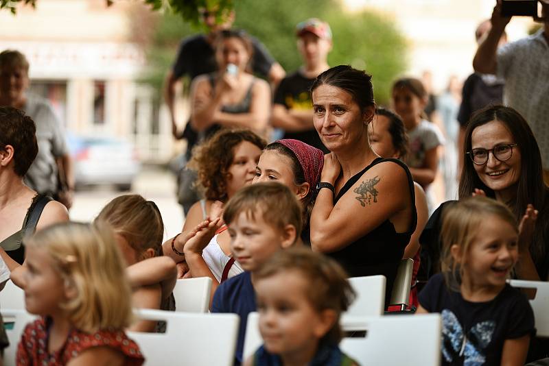 Divadelní festival Kutná Hora: loutkové představení pro děti 'Bojím se v lese' na Palackého náměstí.