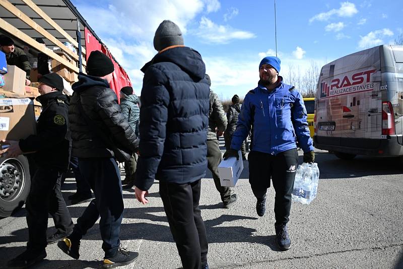 Z předávky humanitární pomoci z Kutné Hory na slovensko-ukrajinské hranici v obci Vyšné Nemecké.