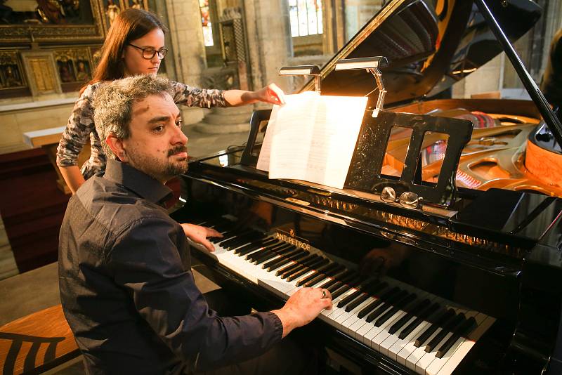 Mezinárodní hudební festival Kutná Hora: zkouška na koncert Okna v chrámu svaté Barbory. Na snímku klavírista Konstantin Lifschitz.