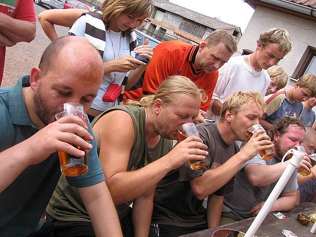 Divácky nejatraktivnější disciplínou bylo soutěž v rychlosti vypití piva či pita na ex.