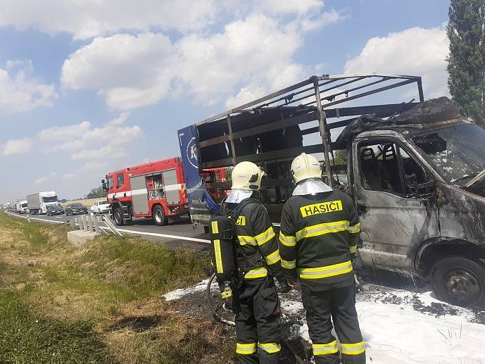 Za Libenicemi směrem na Kutnou Horu v pátek okolo poledne hořelo nákladní vozidlo.