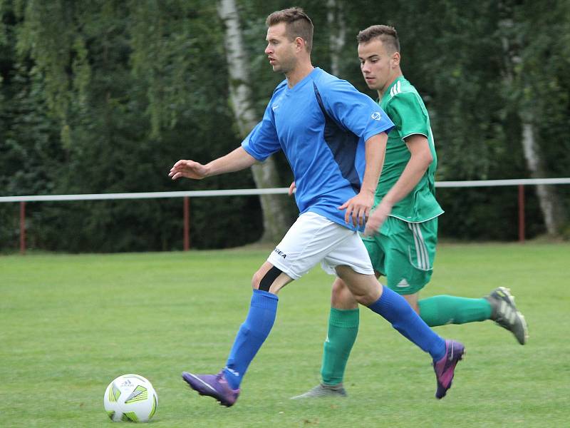 Červenojanovický fotbalista Zdeněk Schneiderwind (u míče) v utkání se suchdolskou rezervou.