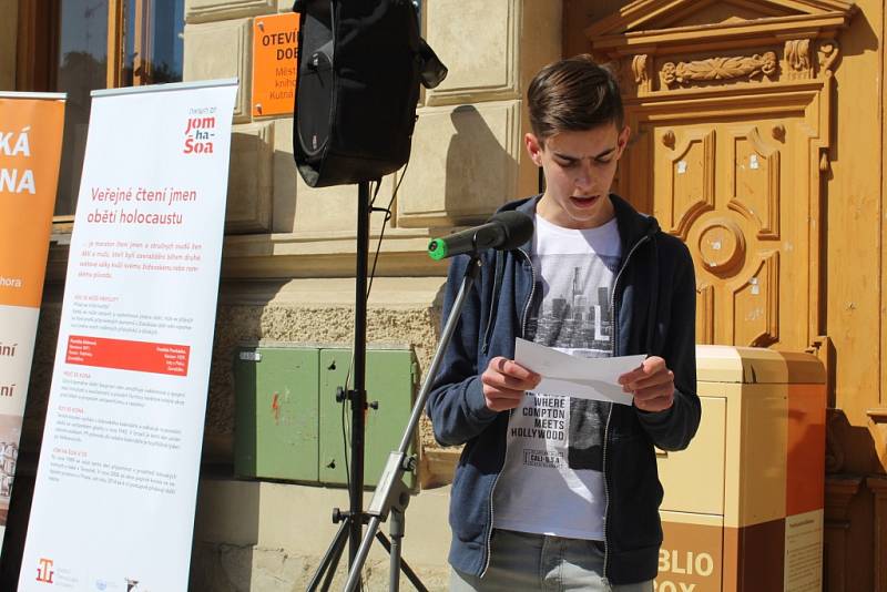 Profesoři, studenti i kolemjdoucí si připomněli oběti holocaustu