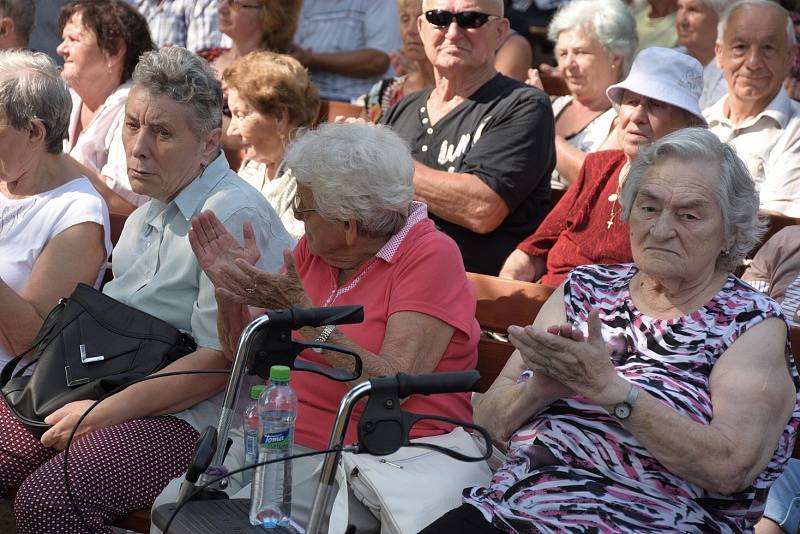 Koncert dechové kapely Křídlovanka hostil zámecký park ve Zruči nad Sázavou.