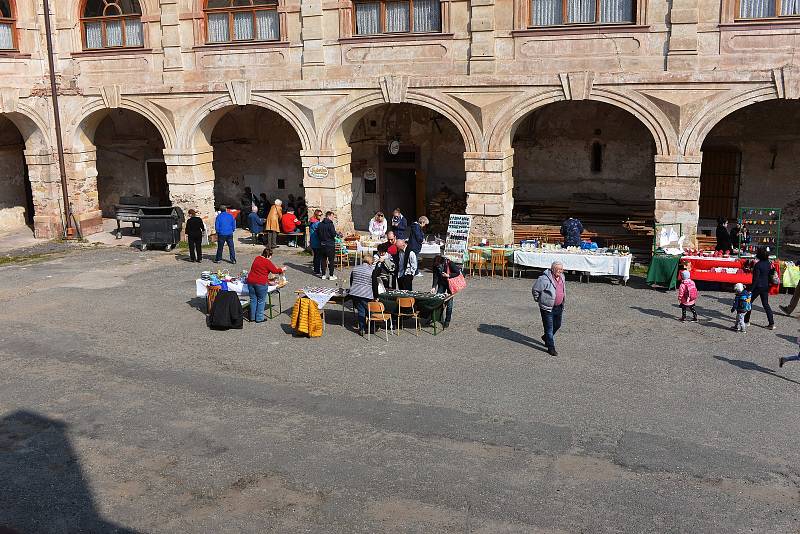 Nádvoří ratajského zámku ožilo jarmarkem.