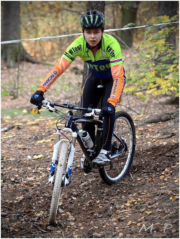 Trénink kutnohorské cyklistické stáje KH Tour Cycling Team pod kaňkovskou rozhlednou, 27. října 2013.