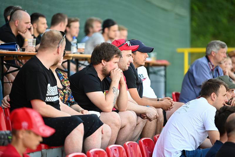 Fanoušci našich fotbalistů na stadionu v kutnohorském Lorci.