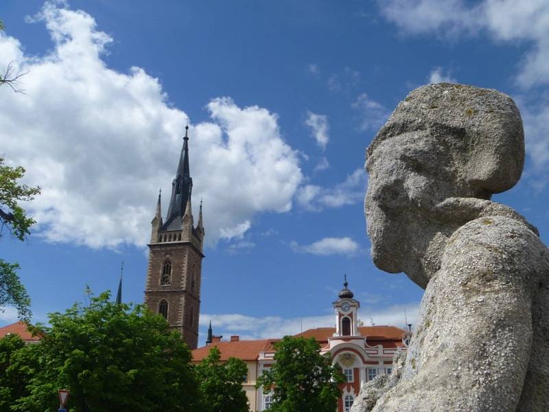 Vladimír Havlíček zachytil sochy na čáslavském náměstí. Sochy byly nalezeny poničené v devadesátých letech, zrestaurovány a nainstalovány na čáslavské náměstí Jana Žižky z Trocnova. Nejdříve před budovu radnice, po několika letech našly místo u kašny.