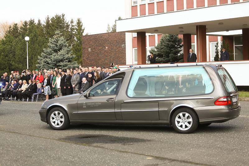 Z pietního ceremoniálu k převozu ostatků někdejšího velitele československé rozvědky Františka Moravce do rodné Čáslavi a jejich uložení v kolumbáriu na místním hřbitově.