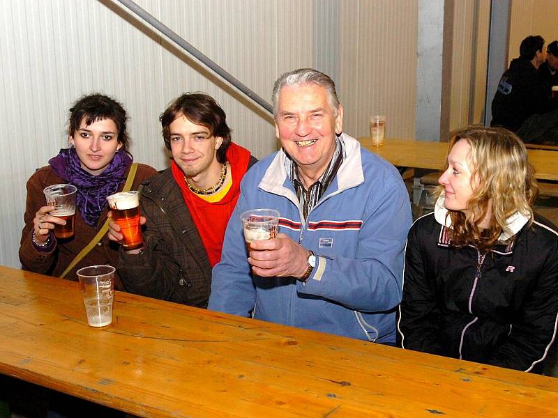 Sršni pozvali fanoušky na pivo a párek